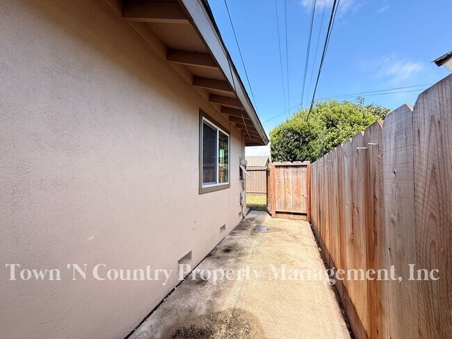 Building Photo - 818-820 University Ave.