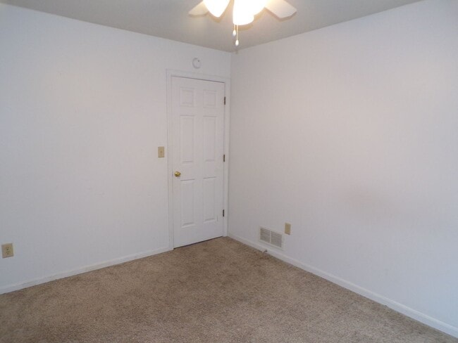 Building Photo - Nice 3 Bedroom 2 Bathroom House In South C...
