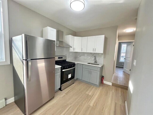 Building Photo - 208 7th St