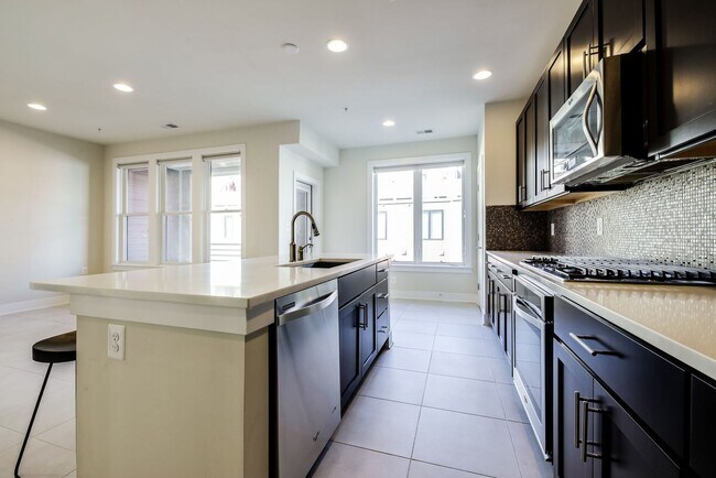 Building Photo - Updated 3br/2.5ba Condo Townhome Alexandria Walk to Metro