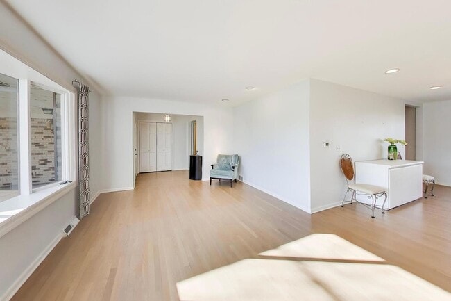 Building Photo - 2616 N Dryden Pl