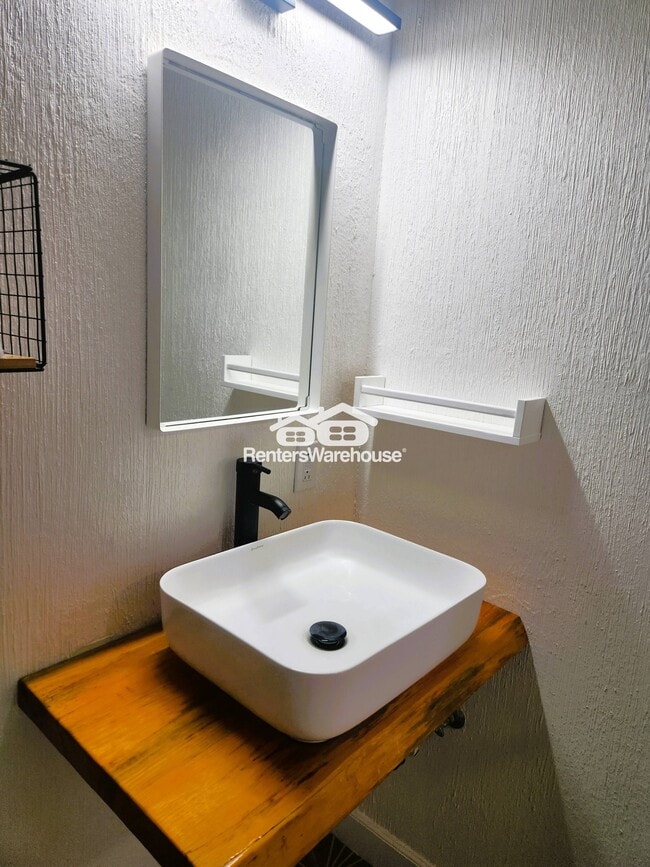 Building Photo - 6020 Carmen Blvd