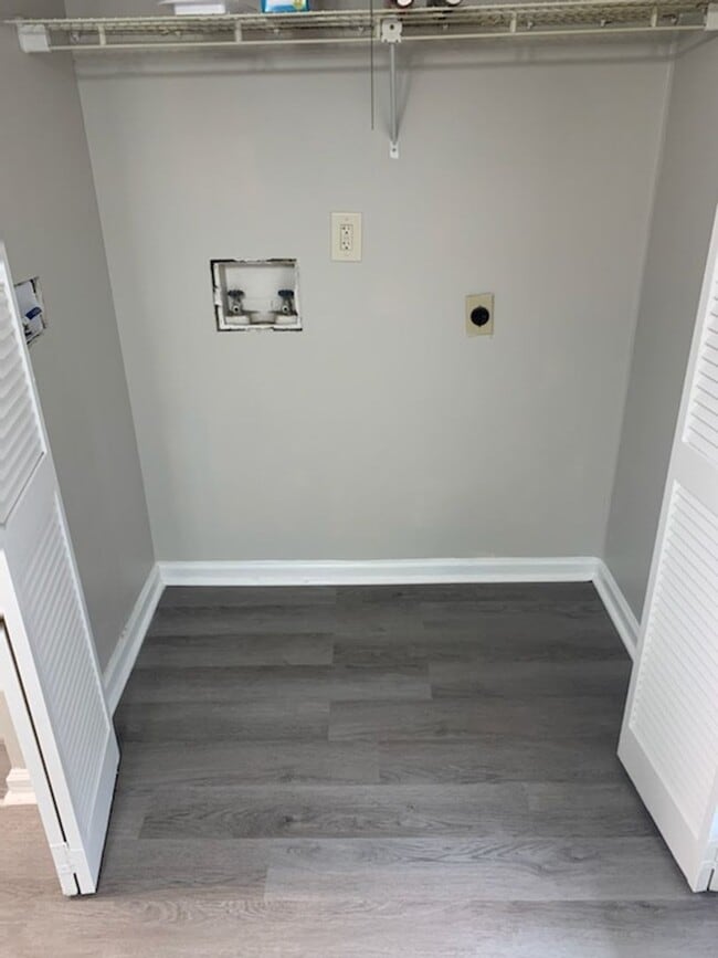 Building Photo - This charming 3-bed, 2.5-bath townhome is available for rent.