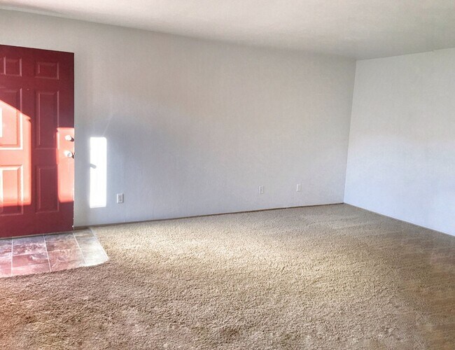 Building Photo - Two Bedroom, One Bath, 2nd Floor - End of Winter Special - Second Month Free!