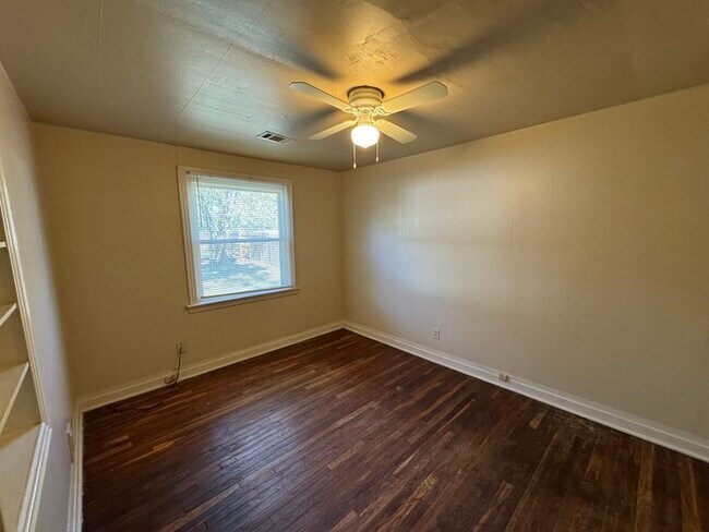 Building Photo - Nice 2 bedroom 1 bath home near UAMS
