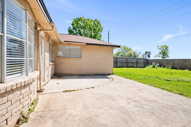 Building Photo - 13527 Montaigne Dr