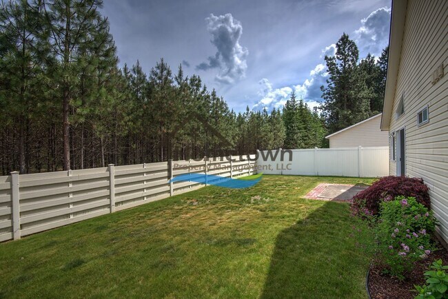 Building Photo - Lovely 3 Bedroom 2 Bath Home w/ 2 Car Gara...