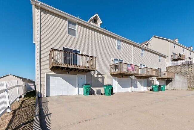 Building Photo - Renovated Spacious Townhomes