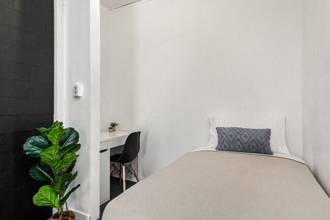 Building Photo - 832 Hilgard Ave