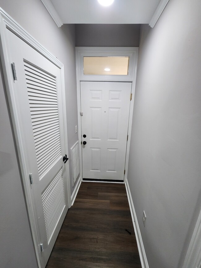 Building Photo - 405 W 7th St