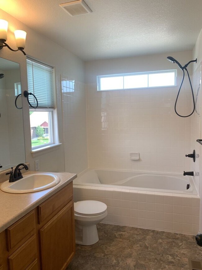 Building Photo - Lovely Split-Level Home in South Loveland/Berthoud
