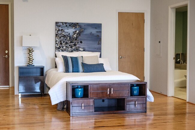 Building Photo - 1312 Live Oak St