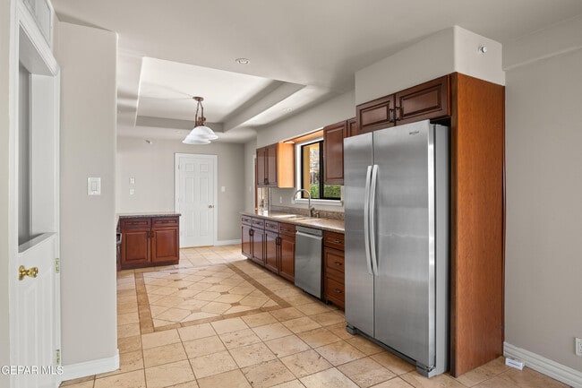 Building Photo - 6204 Pinehurst Dr