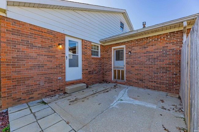 Building Photo - 7127 Pinehurst Dr