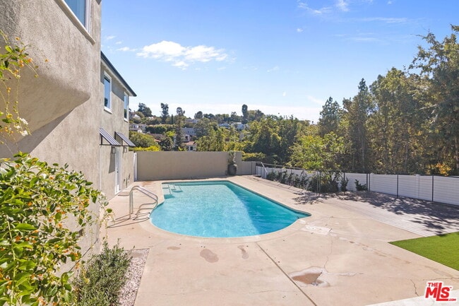 Building Photo - 2383 Panorama Terrace