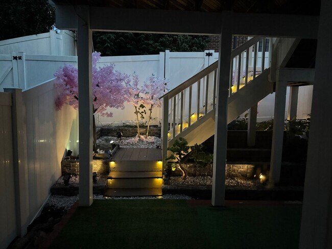 Building Photo - Beautiful 3 Bed 3.5 Bath Interior Townhome In Vibrant Brambleton Landbay