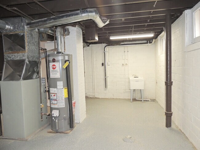 Building Photo - Updated 3 Bedroom - 1.5 Bathroom Cleveland Hts. Colonial for Rent!