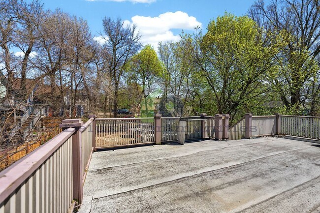 Building Photo - 410 Eastern Ave SE