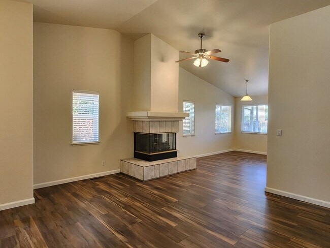 Building Photo - Rent Special $500 off 1st mo's