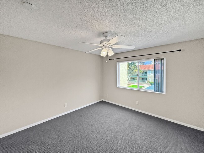 Building Photo - Great Second Floor 1B/1BA w/ Private Patio...