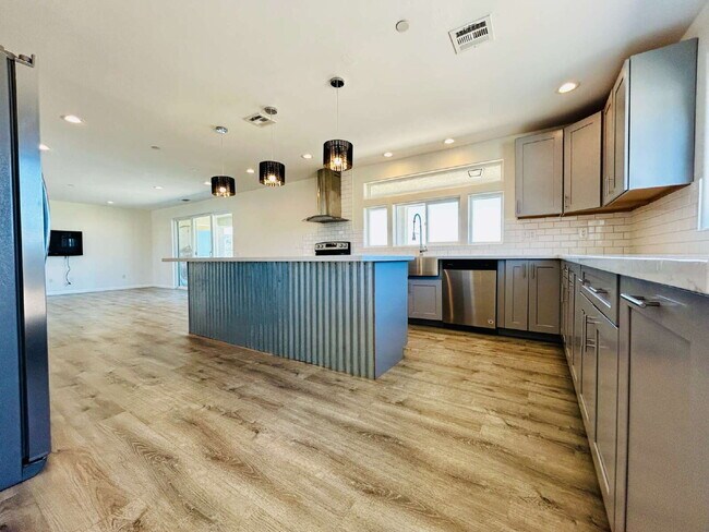 Building Photo - Gorgeous 3 bd, 2.5 ba on 1 acre