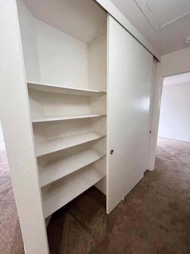 Building Photo - 2 Bed/2 Bath Third Level Condo at City Scene!