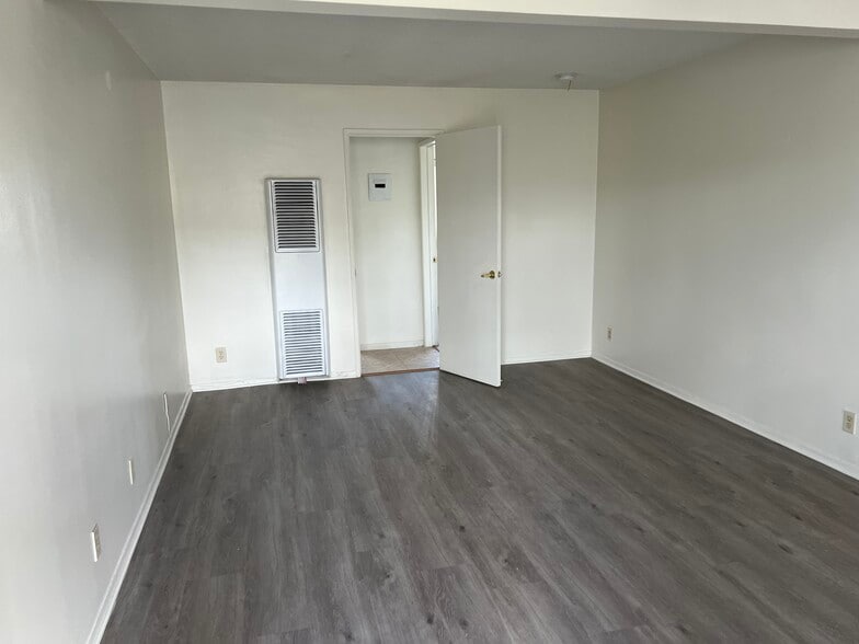 Building Photo - 335 W 88th St