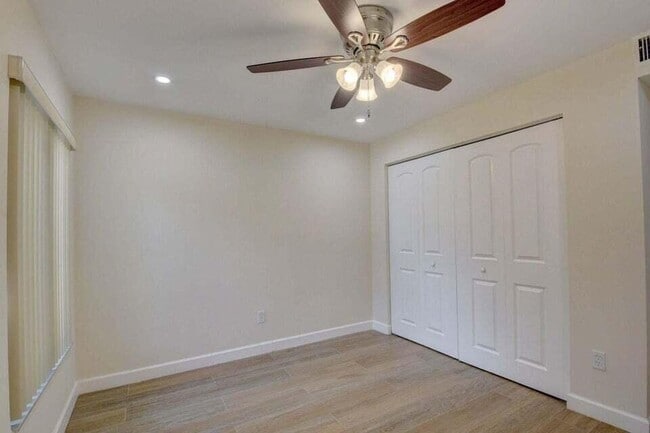 Building Photo - 400 Club Cir