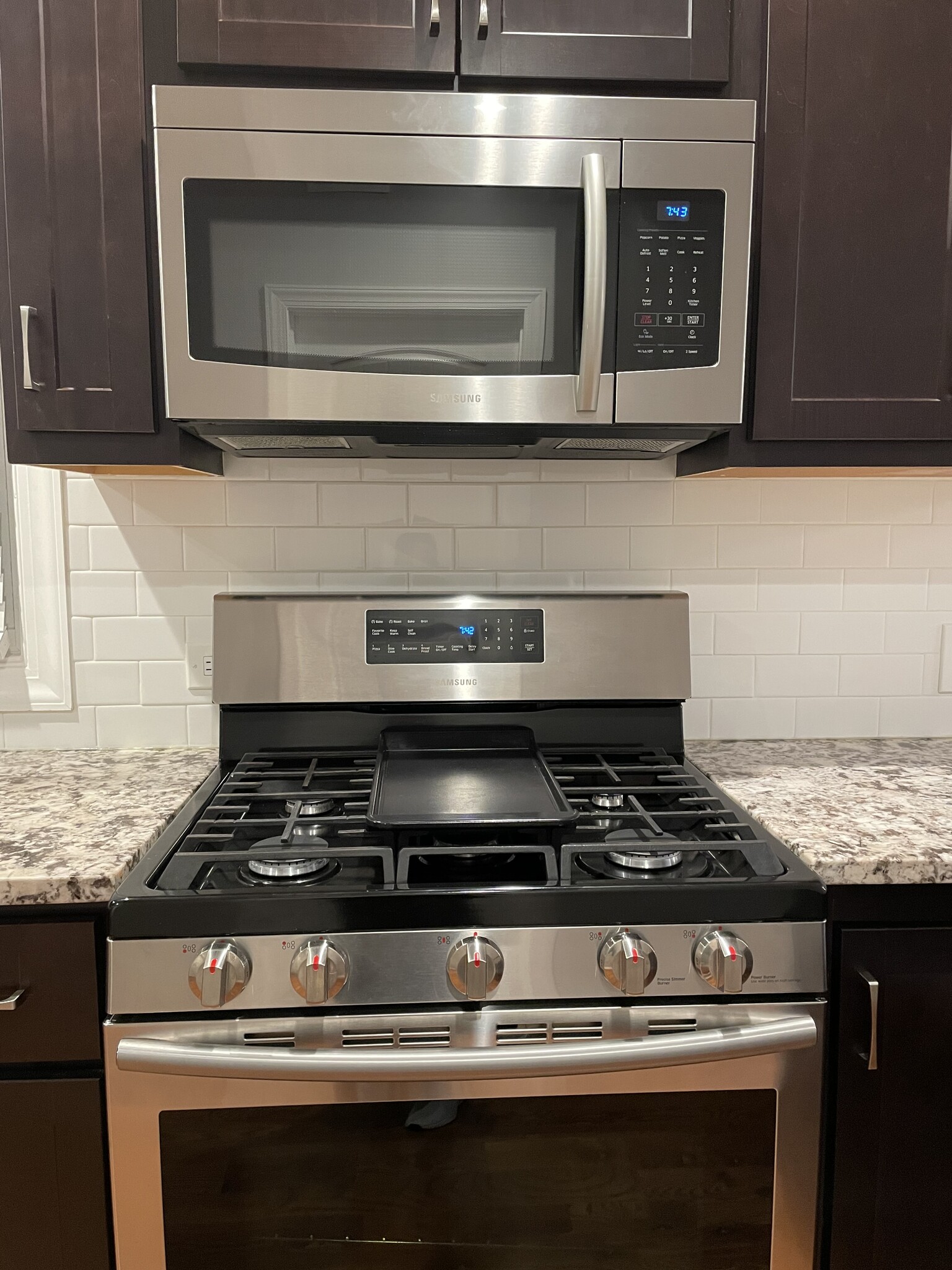 Stove/Microwave - 514 W 44th Plz