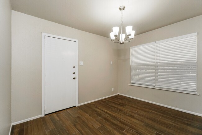 Building Photo - Spacious Living Near Parks & Trails