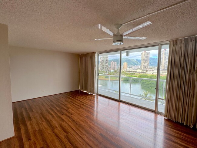 Building Photo - In the heart of Waikiki 1bed+Den, 1.5bath ...