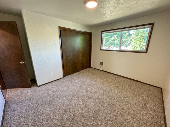 Building Photo - EVERGREEN1574-1594