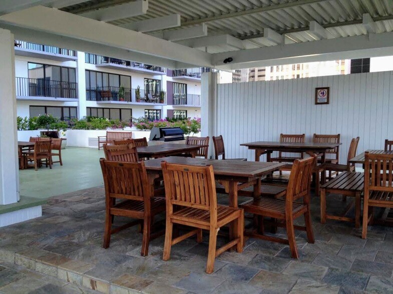 Pool Dining Area - 225 Queen St
