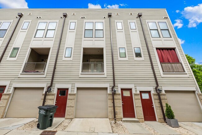 Building Photo - Beautiful Townhome in the Heart of Wesley Heights