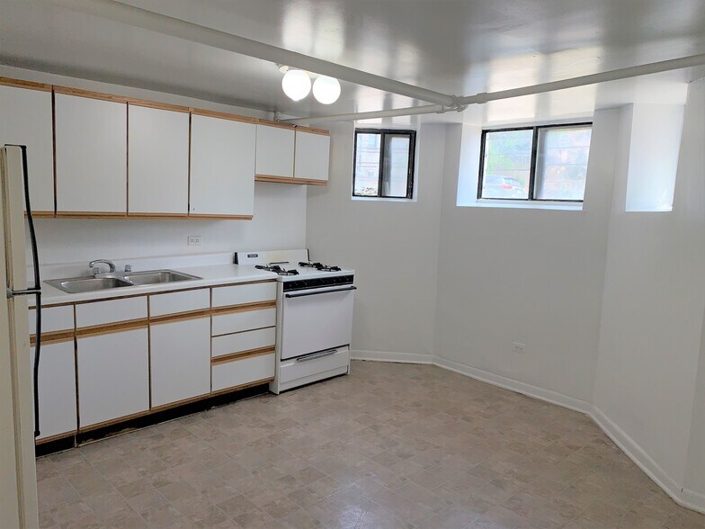 Building Photo - 3610 N Racine Ave