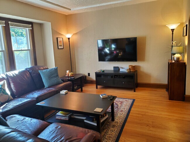 Building Photo - 3263 S Springfield Ave