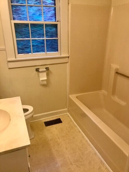Bathroom - 907 Harrison Ave
