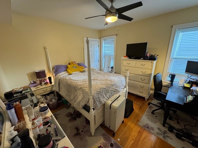 Building Photo - BEAUTIFUL UNIT IN CAMBRIDGE!!!!!!!!!!!