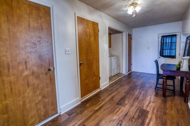 Building Photo - 402 Cottonwood St