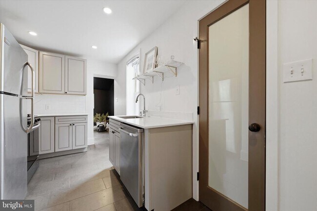 Building Photo - 1902 E Hagert St