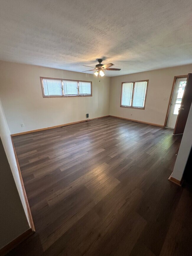 Building Photo - 3 Bedroom, 1.5 Bathroom House