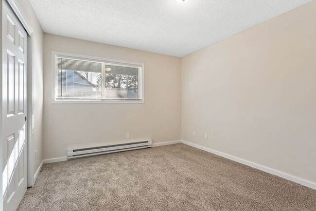 Building Photo - 2 Bedroom Home, pets welcome!!