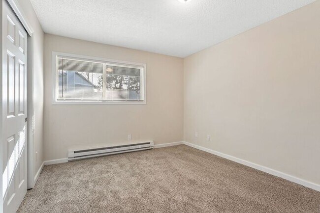 Building Photo - 2 Bedroom townhome with Washer and Dryer INSIDE!