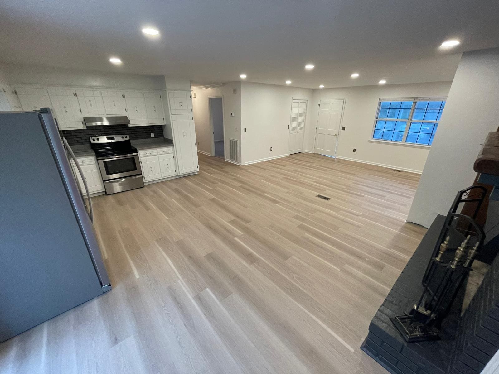 Living area (open concept) - 1936 Ashmore Ave