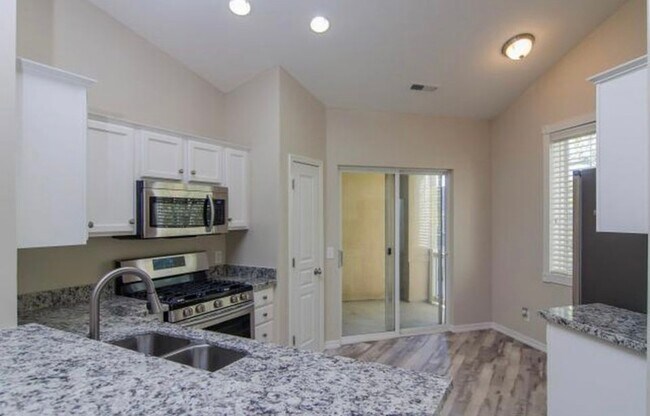 Building Photo - 966 Courtyard Ln E