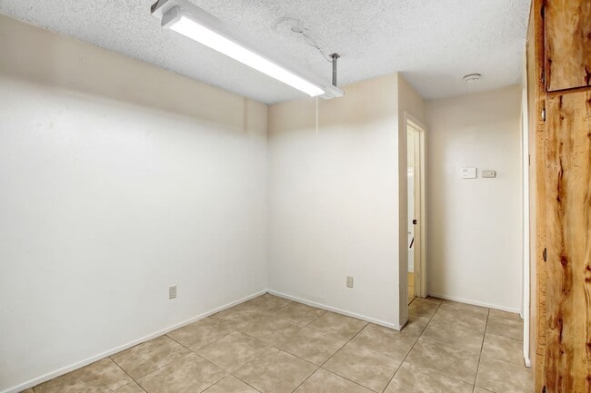 Building Photo - 3/2 Duplex for Lease in Lake Elsinore!