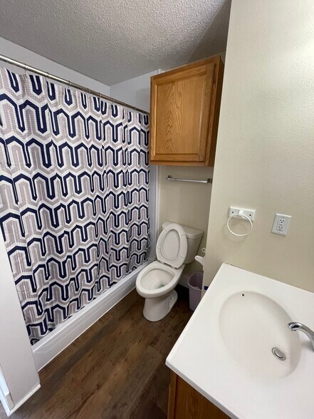 Full Bath - 2837 Scott Ave