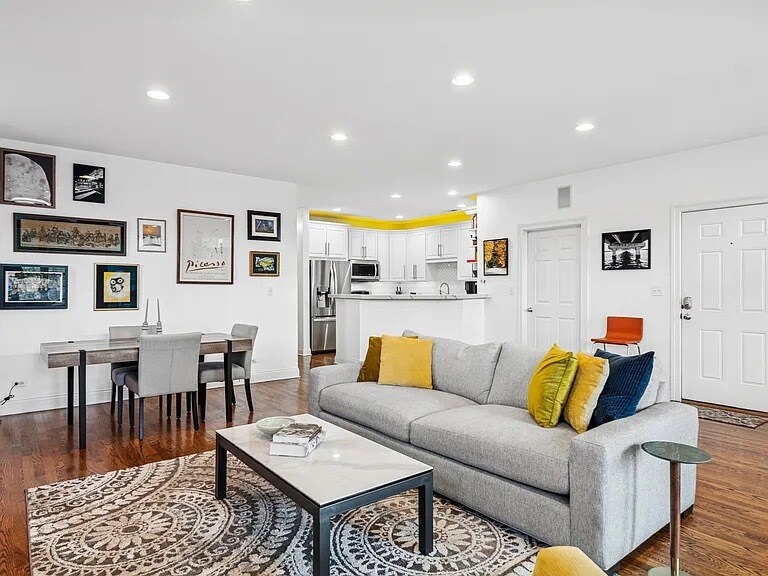 Building Photo - 453 N May St