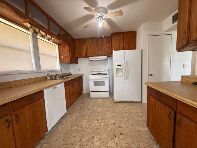 Building Photo - 2920 Sunset Dr
