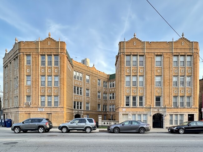 Building Photo - 4265 W Addison St